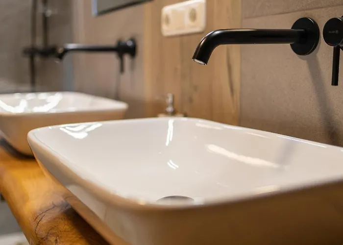 恩特尔格拉德尼尔宾馆 *